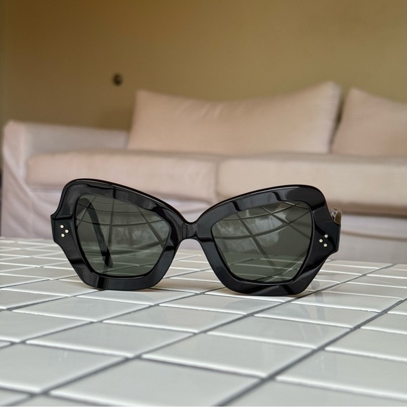 Black Céline Butterfly Sunglasses with Acetate frames
In Dark Grey. Celine - Picture 1 of 13